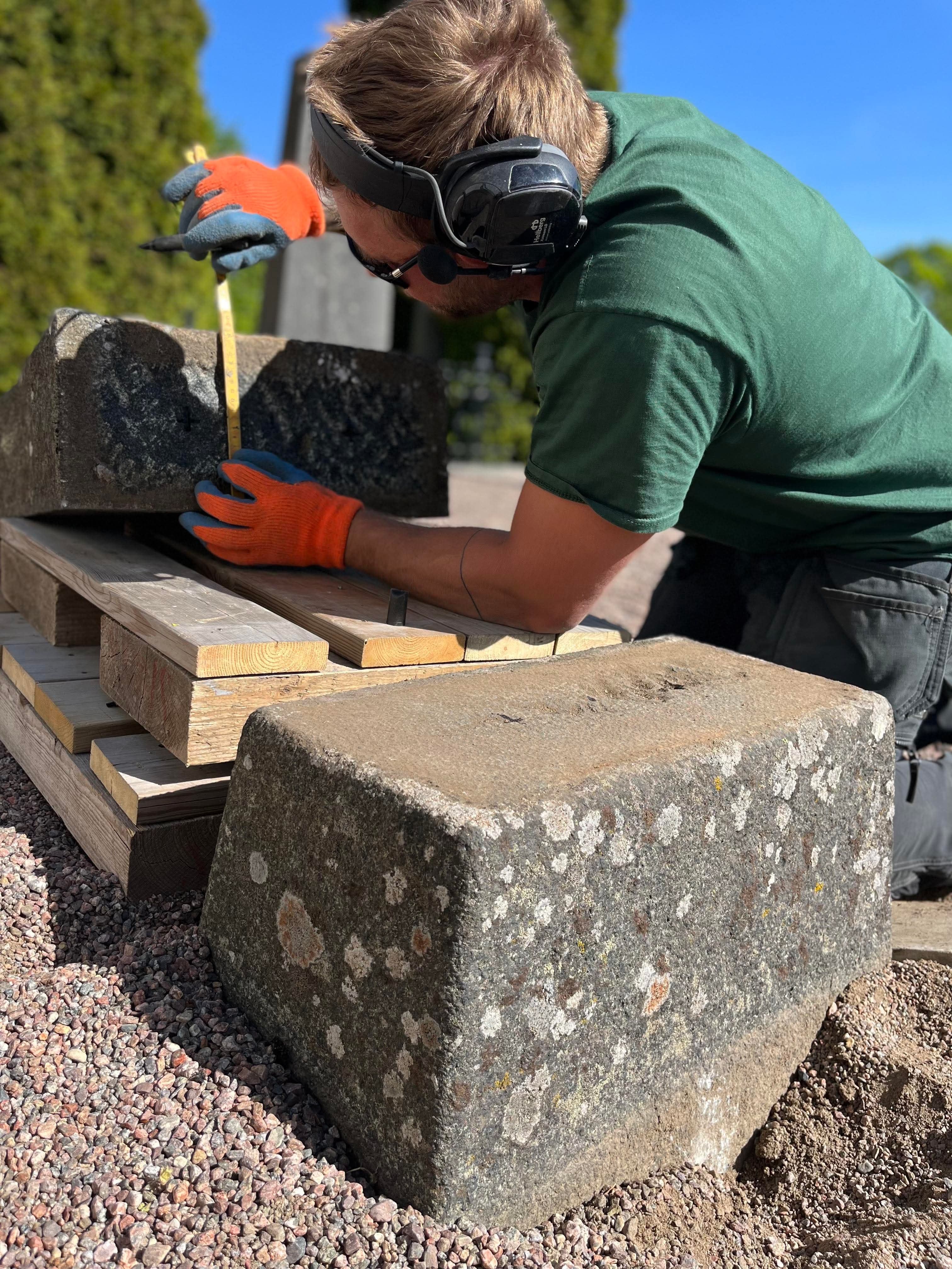 Säkring och montering av gravsten 