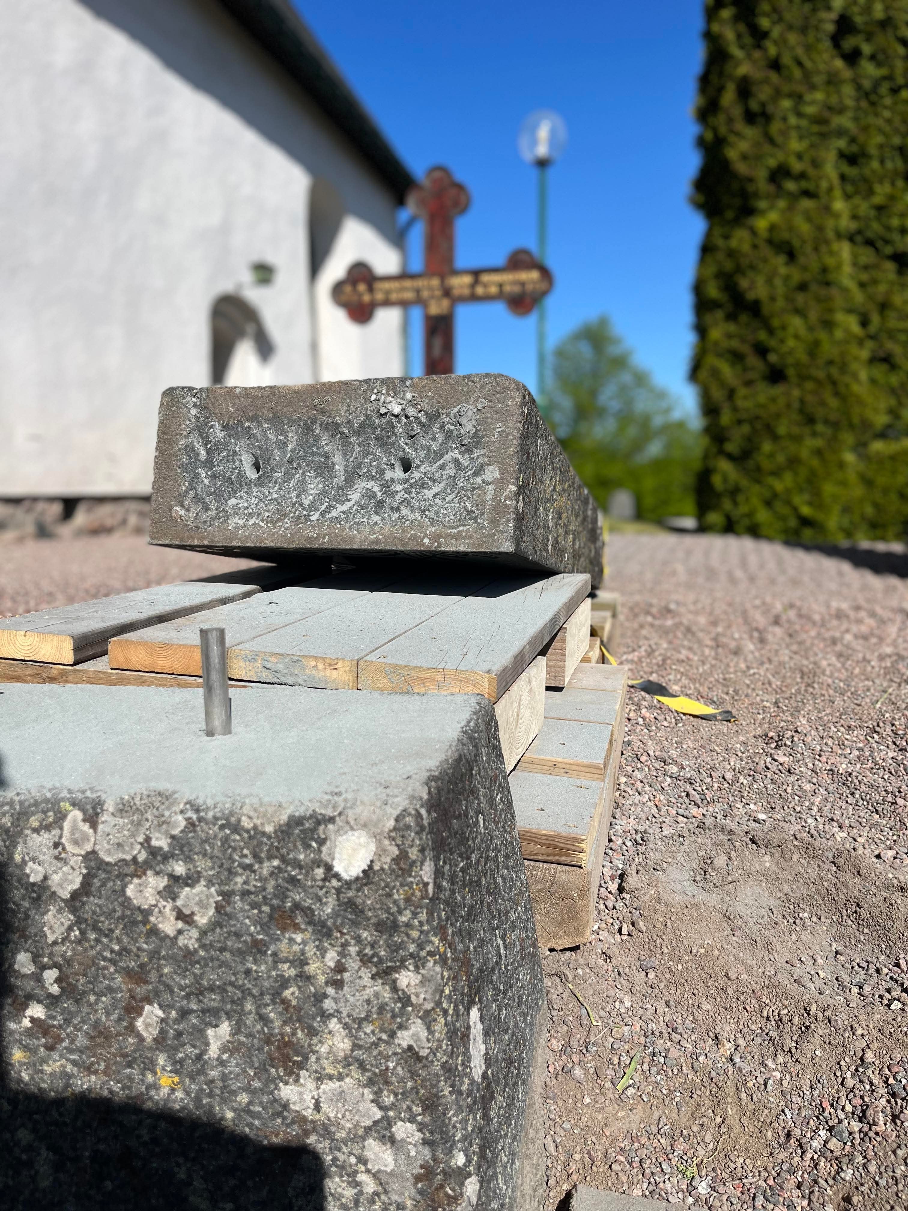 Riktning, dubbning och förankring av gravsten enl CGK:s riktlinjer